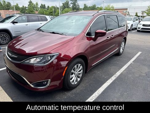 Used 2018 Chrysler Pacifica Touring-L Plus FWD image 2