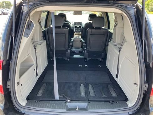 Used 2015 Chrysler Town & Country Touring w/ Driver Convenience Group FWD image 21