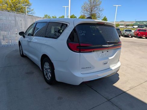 Used 2023 Chrysler Pacifica Touring-L FWD image 14