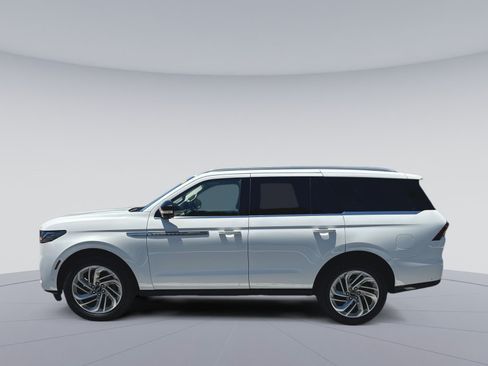 Used 2025 Lincoln Navigator Reserve AWD/4WD image 8