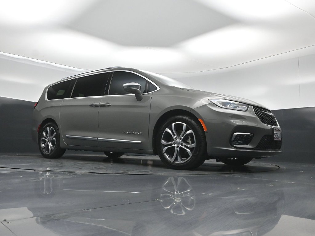 Used 2024 Chrysler Pacifica Pinnacle FWD image 3