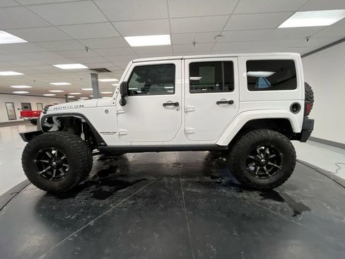 Used 2015 Jeep Wrangler Unlimited Rubicon w/ Connectivity Group image 5