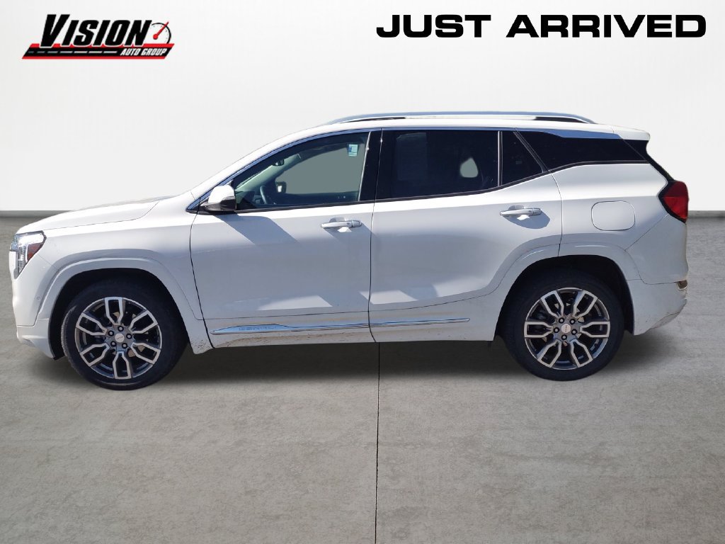 Used 2024 GMC Terrain Denali w/ Denali Premium Package AWD/4WD image 2
