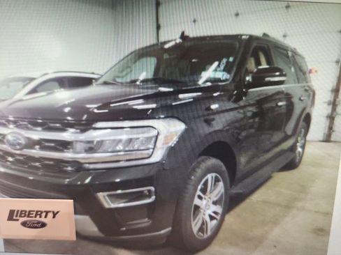 Used 2024 Ford Expedition Limited image 3