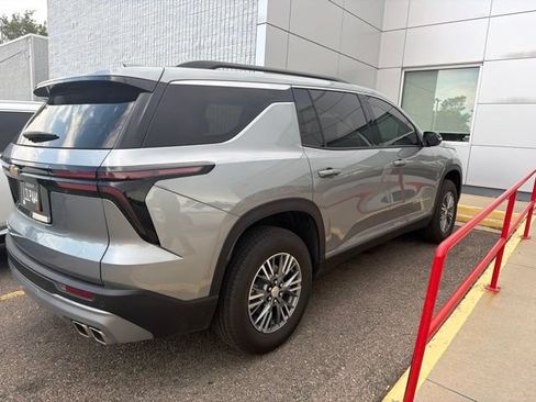 Used 2025 Chevrolet Traverse LT AWD/4WD image 4