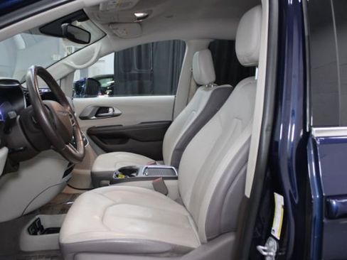 Used 2017 Chrysler Pacifica Touring-L Plus image 12