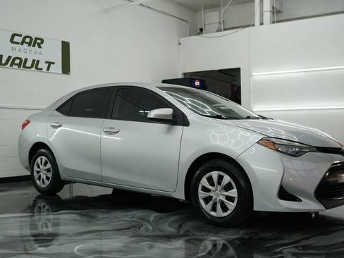 Used 2017 Toyota Corolla SE FWD image 5