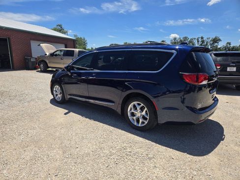 Used 2017 Chrysler Pacifica Touring-L w/ Tire & Wheel Group FWD image 6