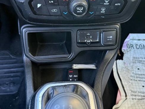 Used 2018 Jeep Renegade Latitude FWD image 15