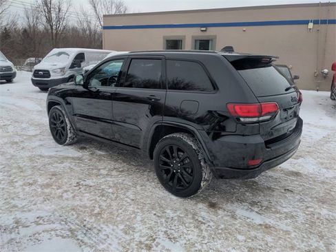 Used 2019 Jeep Grand Cherokee Altitude image 3