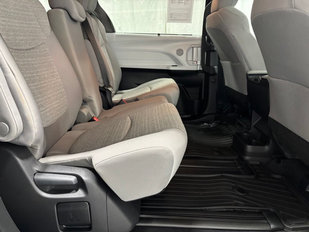 Used 2026 Toyota Sienna LE AWD/4WD image 57