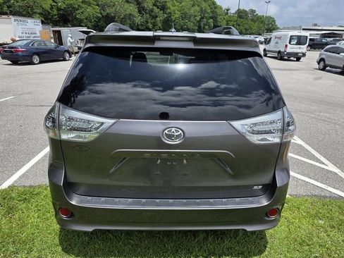 Used 2018 Toyota Sienna SE w/ SE Preferred Package FWD image 3