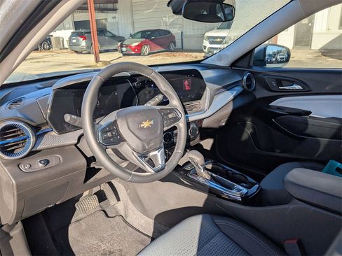 Used 2025 Chevrolet Trax LT w/ LT Convenience Package image 22