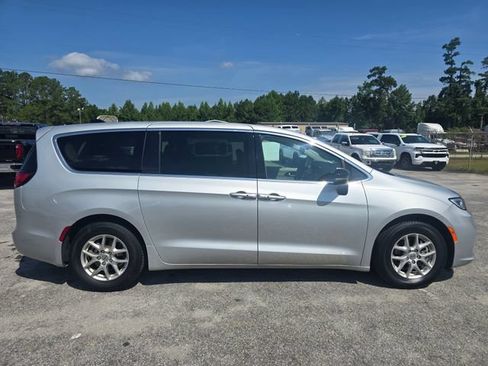 Used 2024 Chrysler Pacifica Touring-L FWD image 9