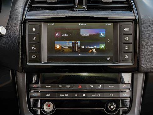 Used 2017 Jaguar F-PACE Premium image 12