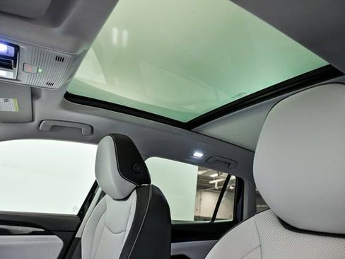 Used 2025 Volkswagen Tiguan SE w/ Panoramic Sunroof Package image 13