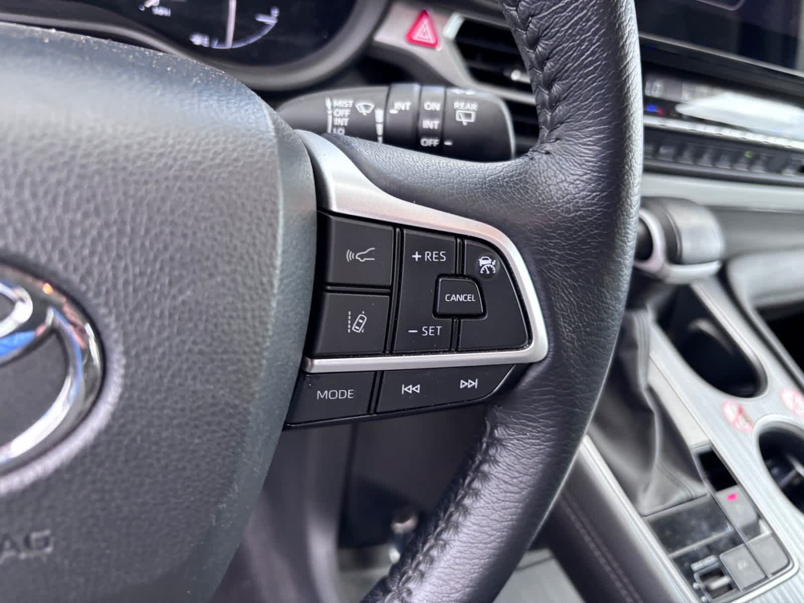 Used 2025 Toyota Sienna XLE FWD image 16