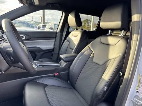 New 2026 Jeep Compass Latitude image 9