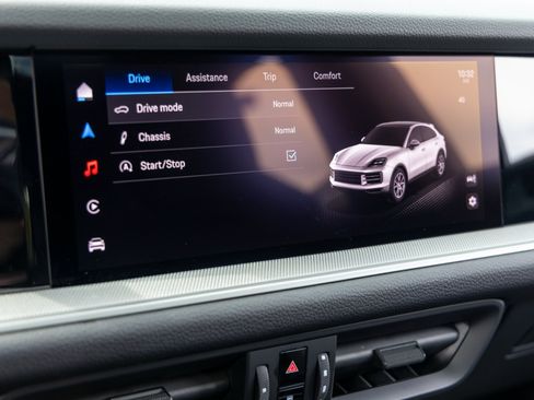 Certified 2025 Porsche Cayenne Coupe image 35