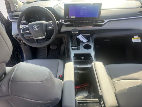 New 2026 Toyota Sienna XLE FWD image 10