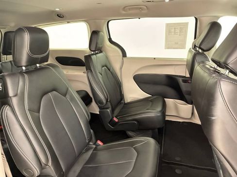 Used 2023 Chrysler Pacifica Touring-L FWD image 16