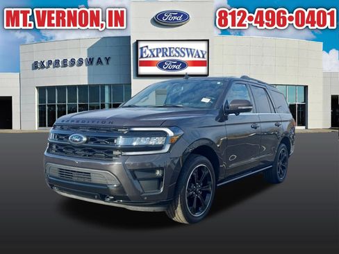 Used 2023 Ford Expedition Limited image 3