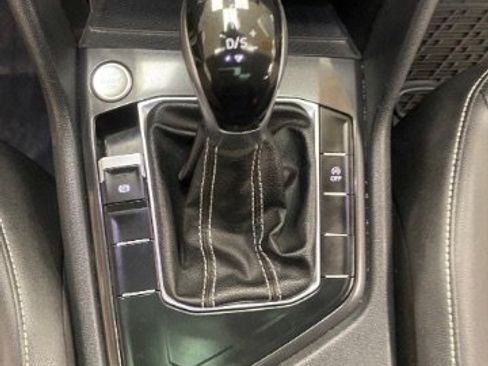 Used 2023 Volkswagen Tiguan SE w/ Panoramic Sunroof Package image 32