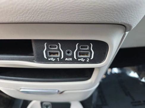 Used 2023 Chrysler Pacifica Touring-L FWD image 32