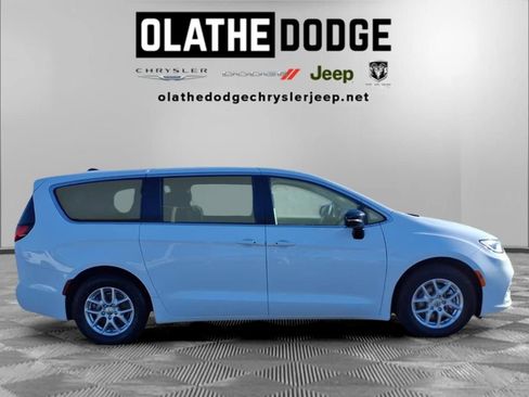 Used 2024 Chrysler Pacifica Touring-L image 30