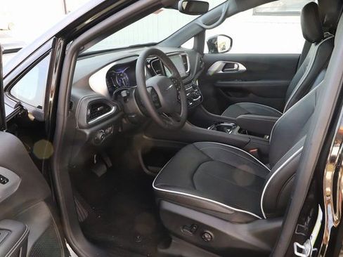 New 2026 Chrysler Pacifica Limited w/ S Appearance Package image 11