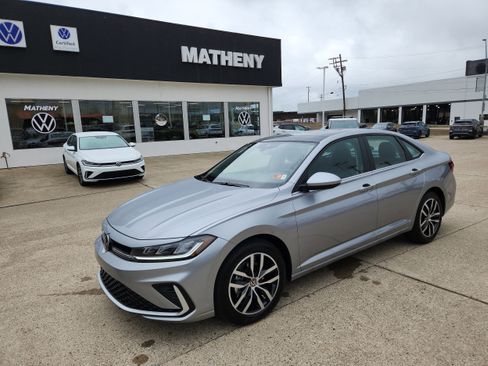 New 2025 Volkswagen Jetta SE image 1