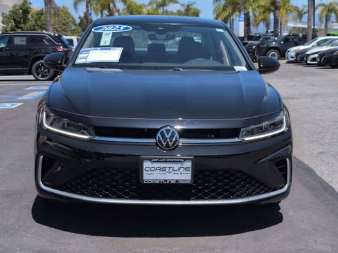 Used 2025 Volkswagen Jetta SE FWD image 2