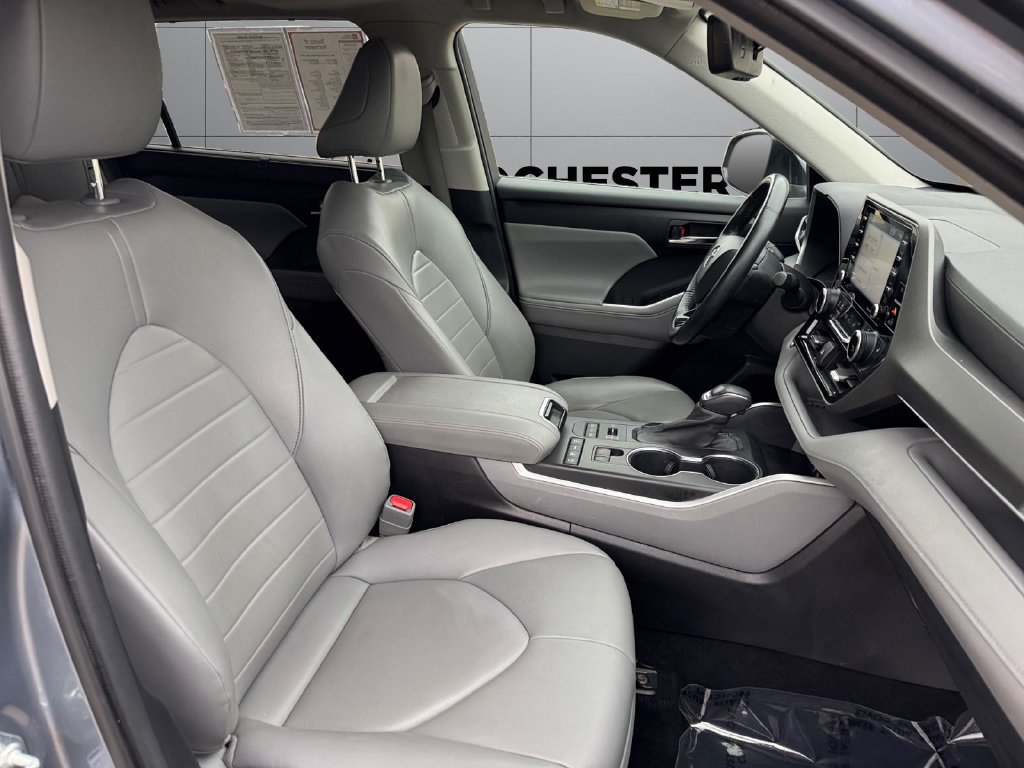 Used 2021 Toyota Highlander XLE AWD/4WD image 17