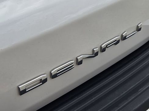 Used 2023 GMC Yukon XL Denali image 12