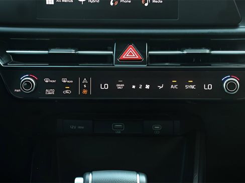 Used 2025 Kia Niro LX image 18