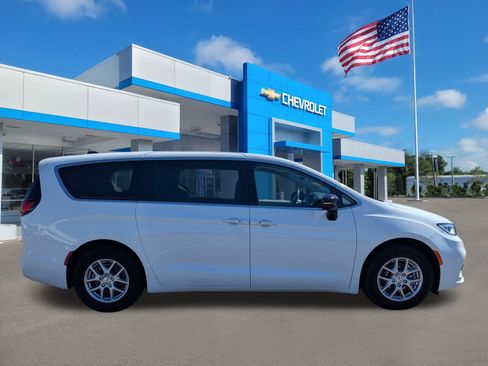 Used 2024 Chrysler Pacifica Touring-L image 3