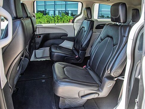 Used 2024 Chrysler Pacifica Touring-L FWD image 15