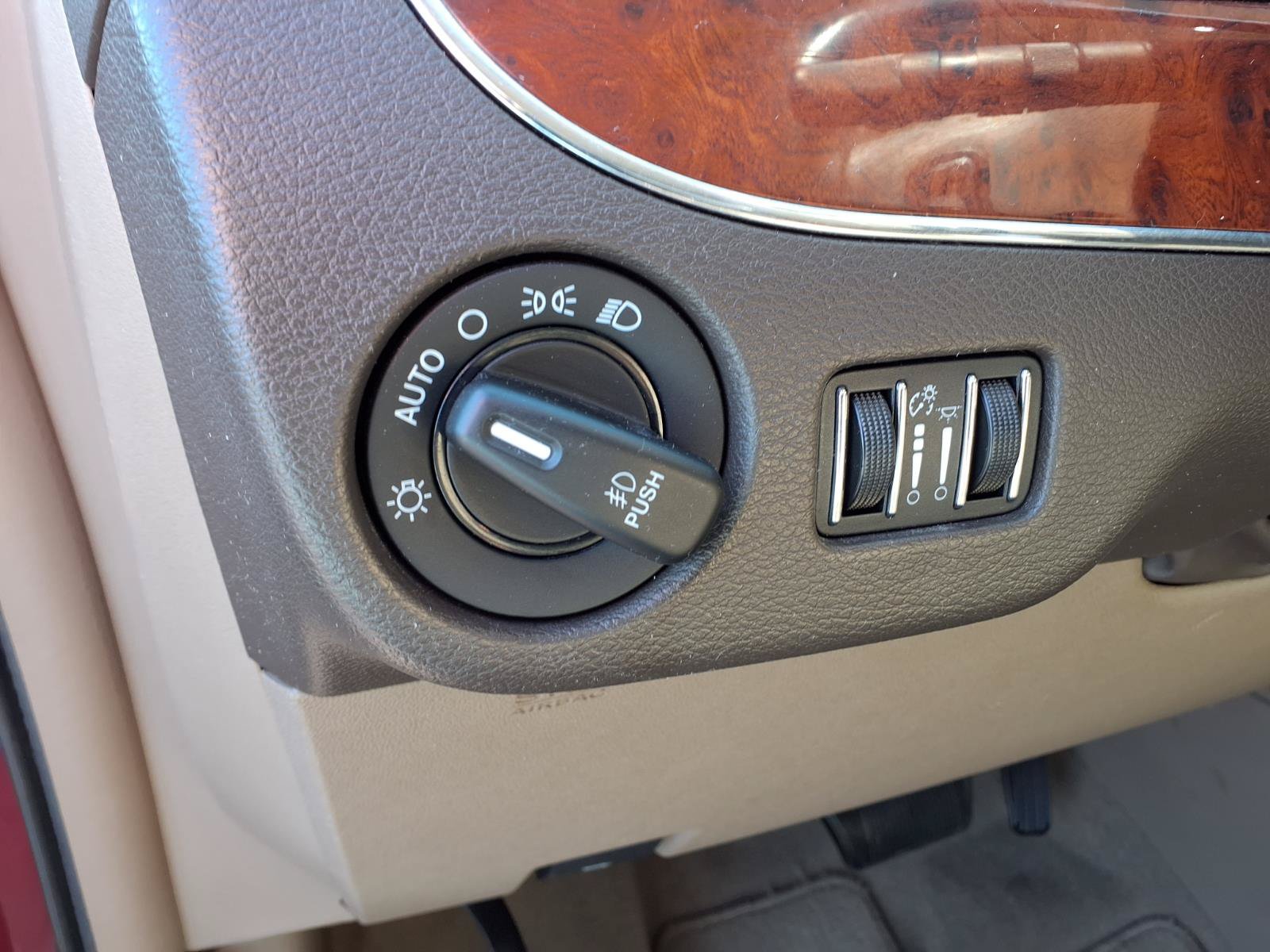 Used 2014 Chrysler Town & Country Touring FWD image 21