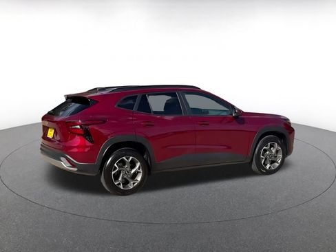 Used 2025 Chevrolet Trax LT FWD image 14