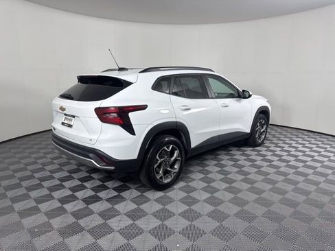 Used 2025 Chevrolet Trax LT w/ LT Convenience Package FWD image 3