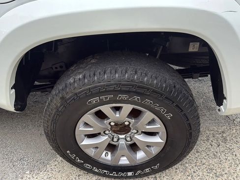 Used 2018 Toyota Tacoma SR5 AWD/4WD image 8