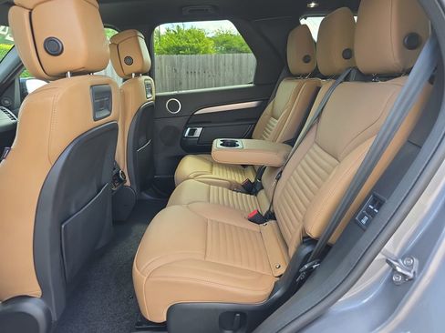 Used 2024 Land Rover Discovery Dynamic SE AWD/4WD image 11