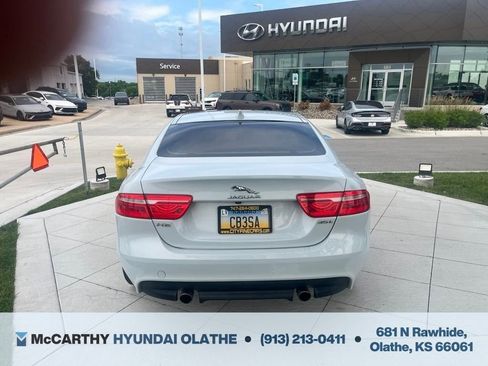 Used 2017 Jaguar XE Premium RWD image 11