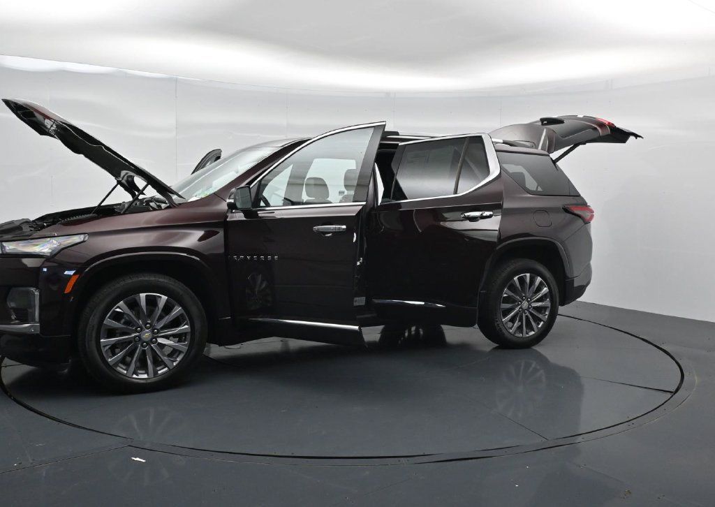 Used 2023 Chevrolet Traverse Premier FWD image 40