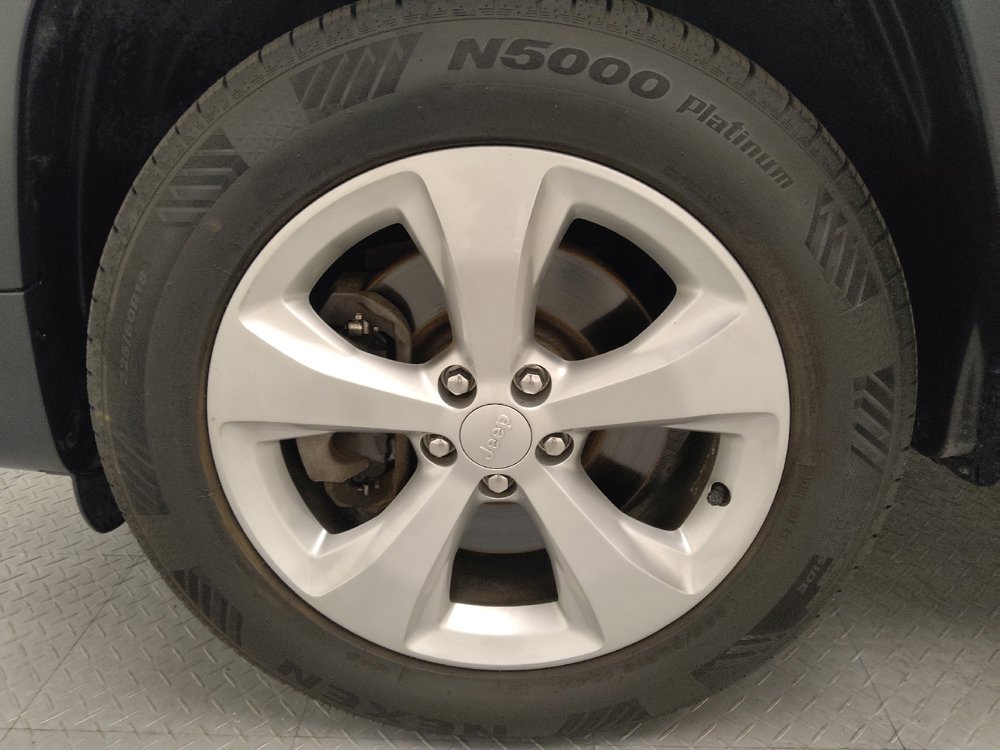 Used 2019 Jeep Cherokee Limited AWD/4WD image 31