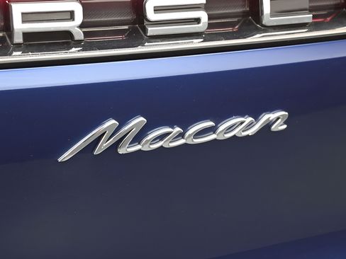 Certified 2025 Porsche Macan AWD/4WD image 9