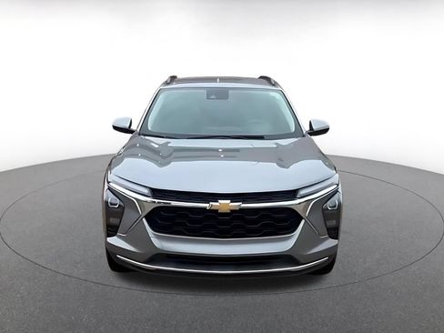 Used 2025 Chevrolet Trax LT FWD image 6