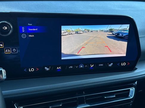 Used 2025 Chevrolet Traverse LT FWD image 24