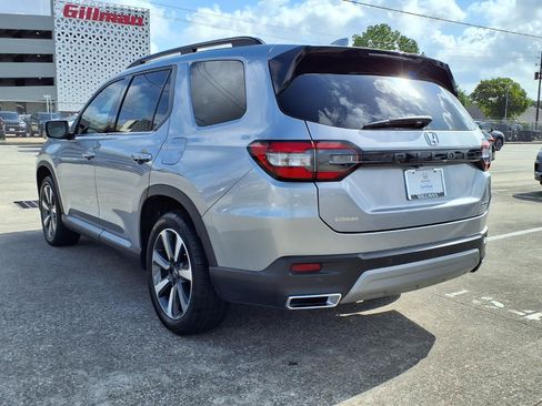 Certified 2025 Honda Pilot Touring image 3