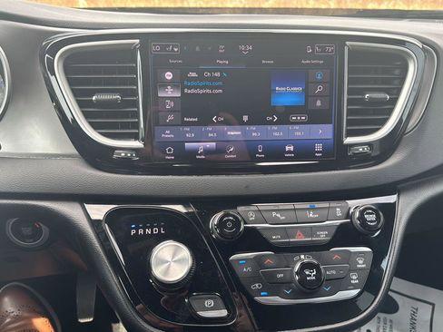 Used 2025 Chrysler Pacifica Select FWD image 13